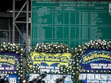 Sejumlah karangan bunga terlihat di dekat lokasi ledakan bom, Terminal Kampung Melayu, Jakarta Timur, Kamis (25/5). Karangan bunga itu tanda duka cita pihak kepolisian terhadap tiga polisi yang gugur dan para korban luka. (Liputan6.com/Faizal Fanani)