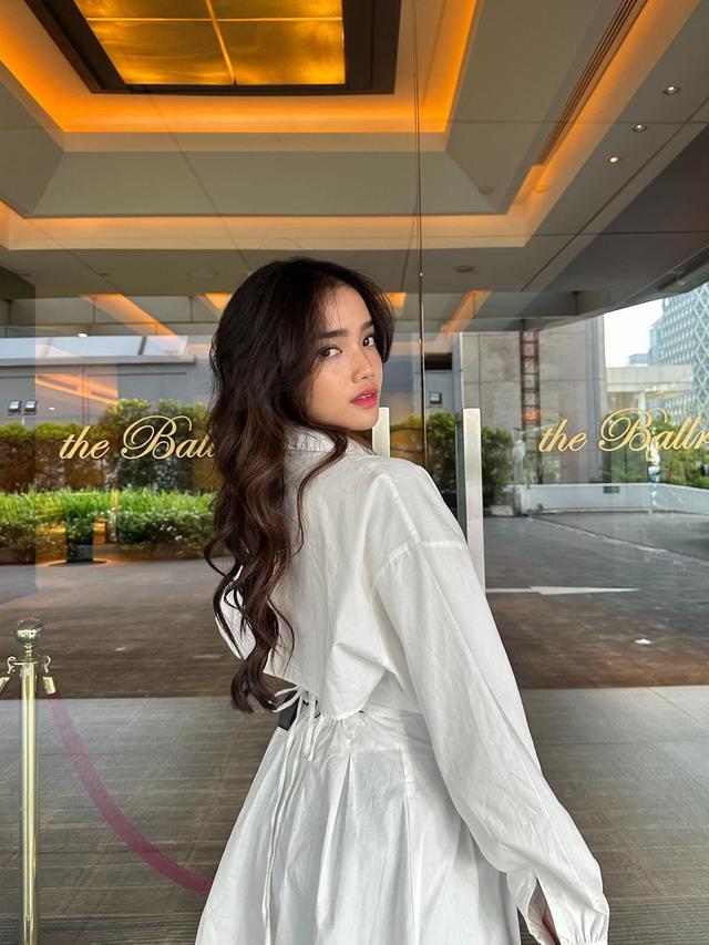 6 OOTD Simple Fuji Utami Nonton Bioskop Kenakan All White, Terlihat Mahal Tenteng Tas Rp50jutaan