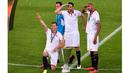Aksi para pemain Sevilla saat meraih trofi juara Europa pada Final  UEFA Europa League  di St Jakob-Park stadium, Basel, (Rabu atau Kamis (19/5/2016) dini hari WIB. (AFP/Fabrice Coffrini)