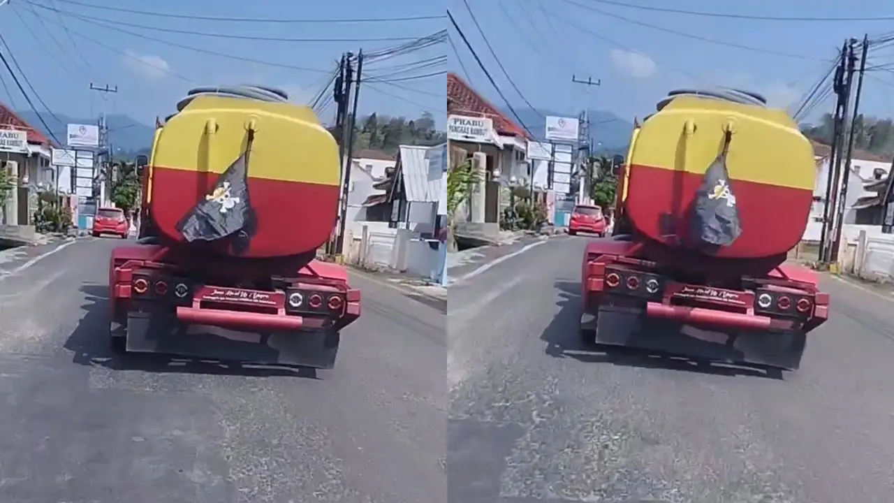 Bendera one piece berkibar di mobil tangki sedot WC