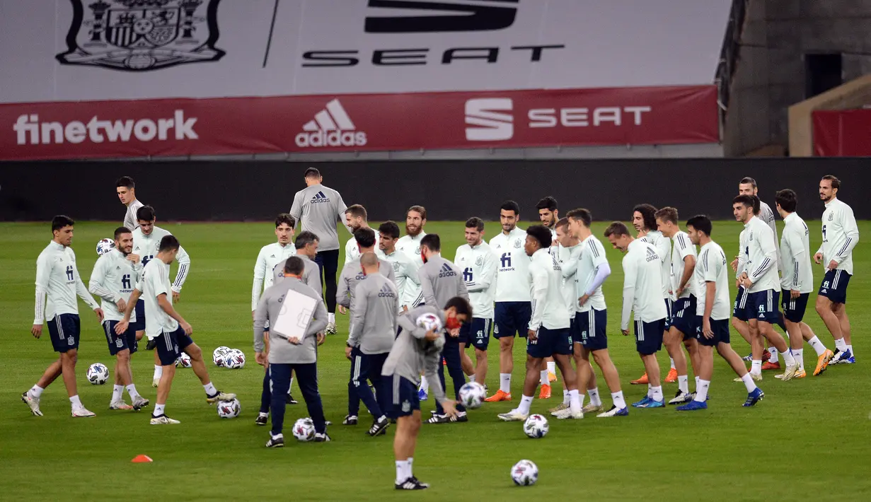 Pemain Timnas Spanyol saat mengikuti sesi latihan jelang menghadapi Jerman pada laga lanjutan Grup 4 UEFA Nations League di Stadion De La Cartuja, Selasa (17/11/2020). Spanyol akan berhadapan dengan Jerman. (AFP/Cristina Quicler)
