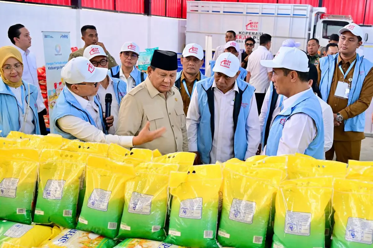 Presiden Prabowo Subianto meninjau beras Bulog yang disitribusikan oleh Koperasi Desa/Kelurahan Merah Putih (KDMP/Kopdes Merah Putih). (Dok Bulog)