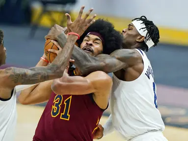 Pebasket Cleveland Cavaliers, Jarrett Allen, berebut bola dengan pebasket Minnesota Timberwolves, Jarred Vanderbilt dan Jaden McDaniels pada laga NBA di Rocket Mortgage FieldHouse, Senin (1/2/2021). Cavaliers menang dengan skor 100-98. (AP/Tony Dejak)