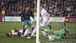 Pemain Southampton, Manolo Gabbiadini (2kiri)  saat mencetak gol ke gawang Swansea City pada lanjutan Premier League di Liberty Stadium, Swansea, (8/5/2018). Swasea City kalah dari Soton 0-1. (Nick Potts/PA via AP)