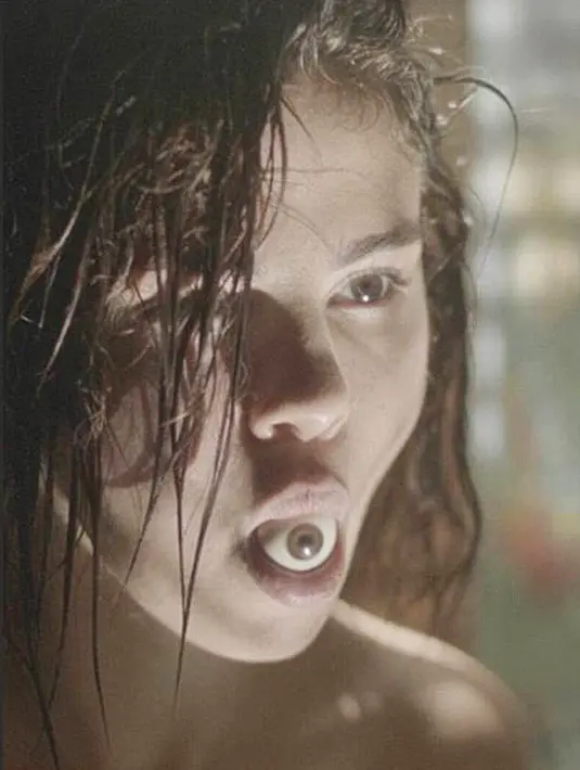 Ditambah lagi dalam satu adegan terlihat Selena Gomez memakan sebuah bola mata. (instagram/petracollins)