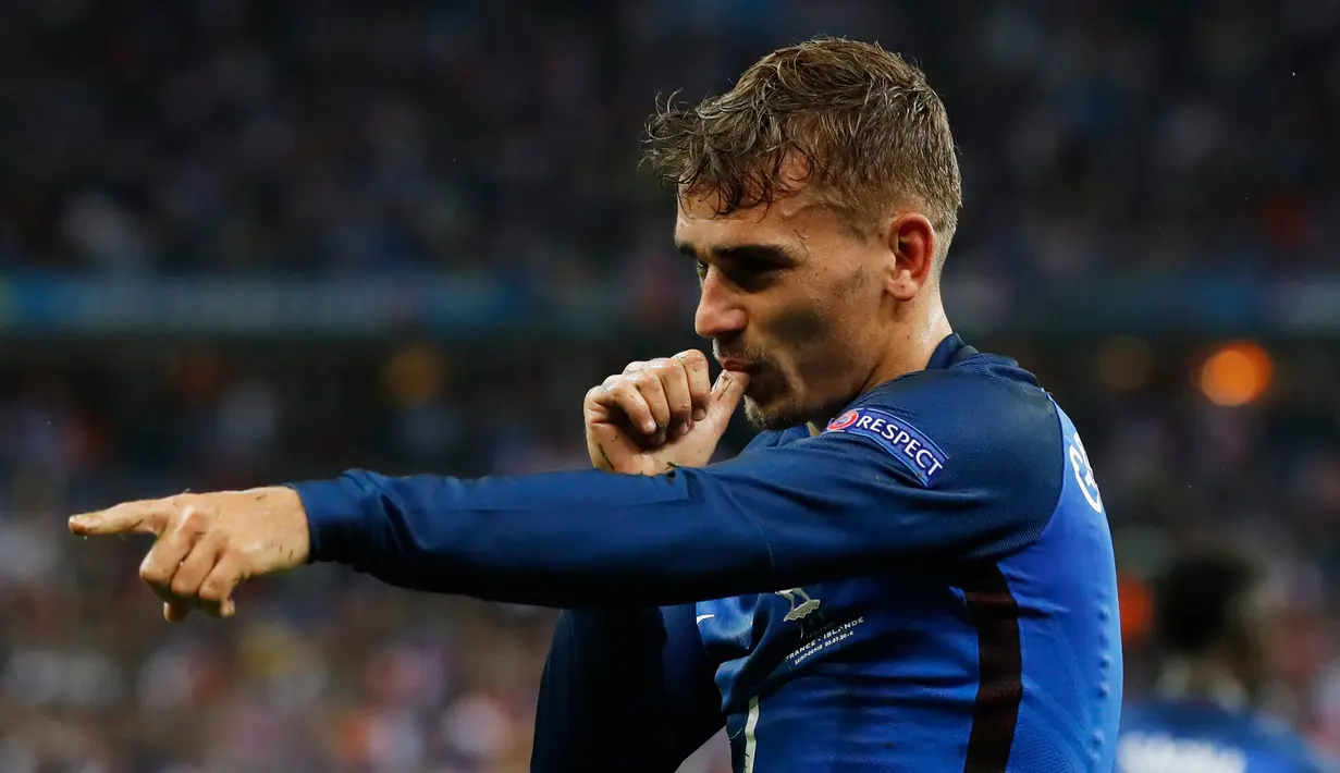 Gelandang Prancis, Antoine Griezmann melakukan selebrasi usai mencetak gol kegawang Islandia pada perempat final Piala Eropa di Stade Velodrome, Perancis, (3/7). Prancis melaju ke Semifinal usai menang atas Islandia dengan skor 5-2. (REUTERS/Carl Recine)