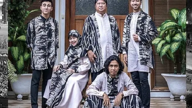 artis pakai baju lebaran kompakan dengan keluarga (Credit: Instagram/vidialdiano)