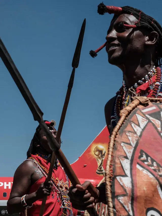 Saat Suku Maasai Kenya Sambut Kedatangan Trofi Piala Dunia