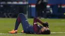 Neymar terbaring kesakitan usai berebut bola dengan pemain Marseille pada lanjutan Ligue 1 Prancis di Parc des Princes Stadium, Paris, (25/2/2018). PSG menang 3-0. (AP/Thibault Camus)