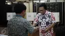 Oesman Sapta Odang megambil surat suara saat akan menyoblos dalam Pilkada Putaran kedua di TPS 03 Denpasar, Kuningan Timur, Jakarta, Rabu (19/4). Oso berpesan Timses Paslon agar menjaga ketertiban dan tidak membuat kegaduhan (Liputan6.com/Johan Tallo)