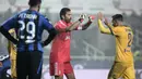 Gianluigi Buffon (tengah) merayakan kemenangan bersama Mattia De Sciglio pada leg pertama semifinal Coppa Italia di Atleti Azzurri d'Italia stadium, Bergamo, Italia, (30/1/2018). Juventus menang 1-0. (Paolo Magni/ANSA via AP)