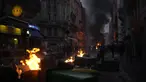Para pengunjuk rasa berbaris di belakang tong sampah saat mereka berdemonstrasi setelah Presiden Prancis Emmanuel Macron mencoba meredakan ketegangan dalam pidato yang disiarkan di televisi, di Paris, Senin (17/4/2023). (AP Photo/Thibault Camus)