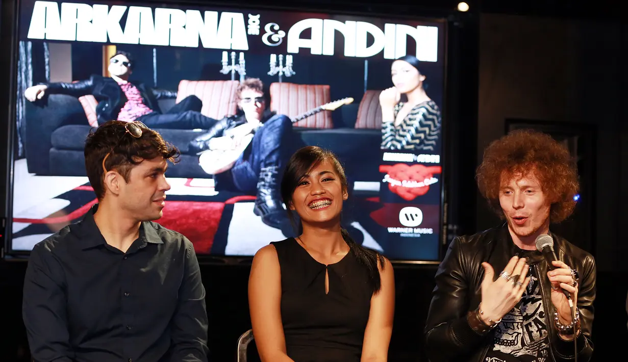 Dijumpai di kantor Warner Music Indonesia, kawasan Gambir, Jakarta Pusat, Kamis (10/12/2015),  Ollie Jacobs dan Matt Hart merasa beruntung dapat mengenal bakat-bakat muda di Indonesia. (Deki Prayoga/Bintang.com)