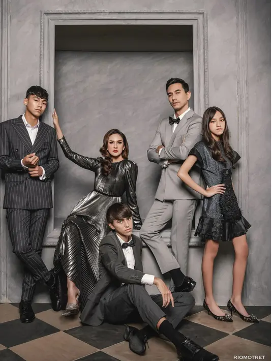 Melakukan family portrait, keluarga  Donna Agnesia dan Darius tampak begitu stylish dalam balutan busana serba abu-abu. Mereka terlihat memukau dengan busana bernuansa abu-abu. [Foto: Instagram/ Donna Agnesia]