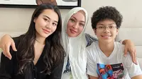 Angelina Sondakh dan anak-anaknya (Sumber: Instagram/aaliyah.massaid)