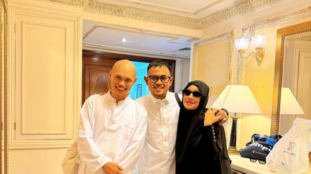 Penampilan Baru Wanda Hara Saat Umroh, Netizen Terharu dengan Doa Tulusnya