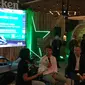 Pembalap Mercedes EQ Formula E Team Nyck de Vries (tengah) di Heineken Greener Bar, ASHTA District 8, Kamis (3/6/2022). (Liputan6.com/Harley Ikhsan)