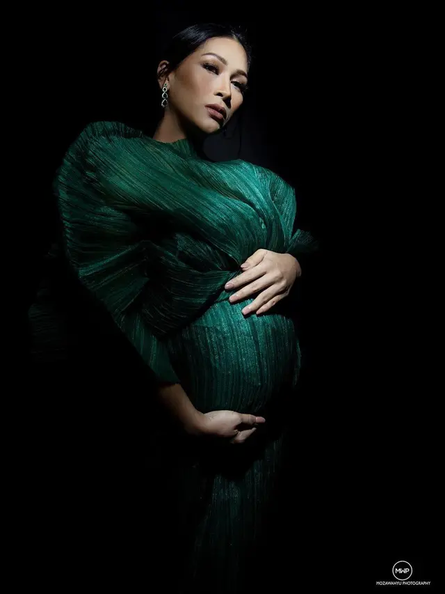 6 Gaya Maternity Shoot Tata Janeeta, Memukau dan Elegan
