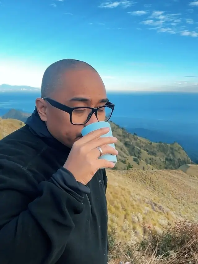 Cosplay Jadi Porter, Ini 7 Potret Igor Saykoji dan Istri Daki Gunung Rinjani