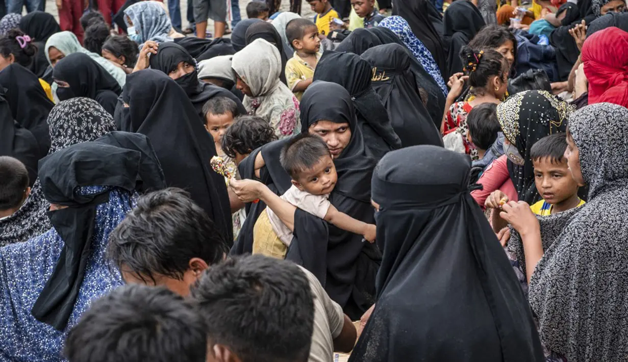 Menurut Marfian, saat ini keberadaan pengungsi masih di tepi Pantai Kulee Laweung. Sejumlah pihak terkait seperti kepolisian, Angkatan Laut, dan Pemerintah Kabupaten Pidie sudah berada di tempat. (Jon S./AFP)