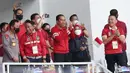 <p>Presiden Joko Widodo melakukan selebrasi dengan bertepuk tangan setelah pemain Timnas Indonesia menjebol gawang Kamboja&nbsp;dalam laga Grup A Piala AFF 2022 antara Timnas Indonesia melawan Timnas Kamboja yang berlangsung di Stadion Utama Gelora Bung Karno (SUGBK), Jumat (23/12/2022). (Bola.com/M Iqbal Ichsan)</p>