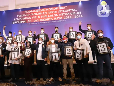 Ketua Umum BPD HIPMI Jaya, Sona Maesana (tengah) foto bersama 18 balon ketua umum usai pengambilan nomor urut pada pemilihan Badan Pengurus Cabang (BPC) Se-DKI Jakarta Raya periode 2021-2024 di The Tribrata Darmawangsa Jakarta, Selasa (16/11/2021). (Liputan6.com/HIPMI Jaya)