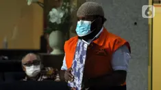 Bupati nonaktif Mamberamo Tengah, Ricky Ham Pagawak berjalan menuju mobil tahanan di Gedung Merah Putih Komisi Pemberantasan Korupsi (KPK), Jakarta, Rabu (10/5/2023). (Liputan6.com/Helmi Fithriansyah)