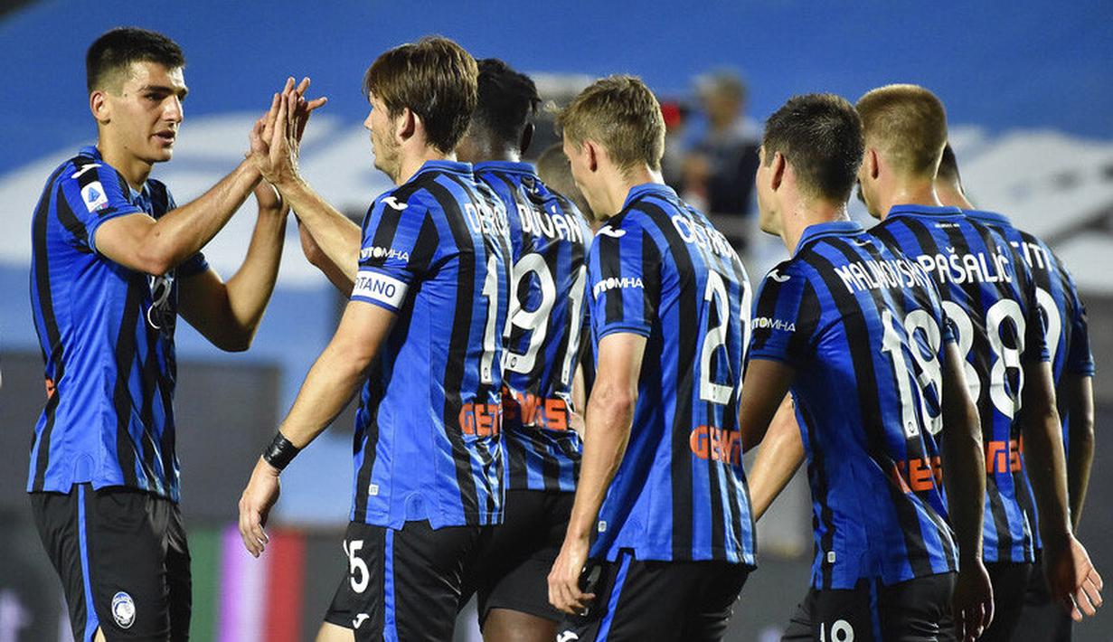 Para pemain Atalanta merayakan gol yang dicetak oleh Marten de Roon ke gawang Brescia pada laga Serie A di Stadion Gewiss, Selasa (14/7/2020). Atalanta menang 6-2 atas Brescia. (Gianluca Checchi/LaPresse via AP)