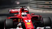 Ferrari dituding mengistimewakan Sebastian Vettel untuk menjadi juara di F1 GP Monako 2017 ketimbang Kimi Raikkonen. (EPA/Yoan Valat)