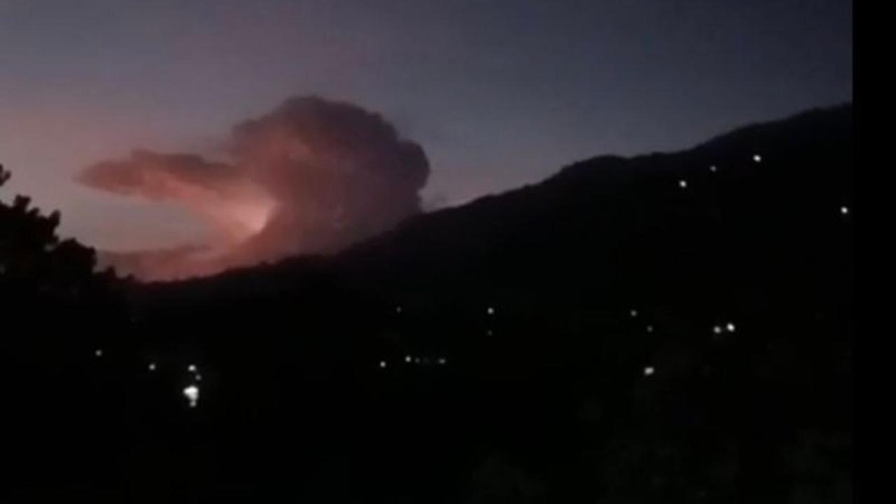 Misteri Terjawab: Kilatan Cahaya Gunung Aktif di Garut Hanya Fenomena Alam Biasa, Bukan Tanda Erupsi!