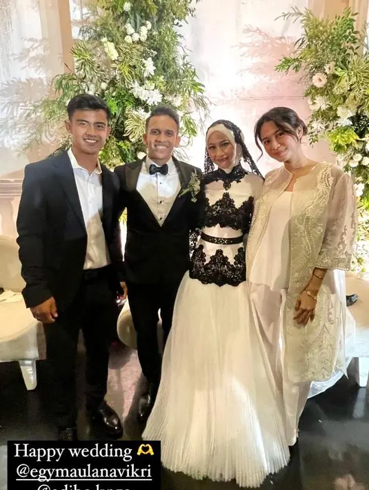 Tak ketinggalan rekan seperjuangan Egy, Pratama Arhan yang hadir bersama istri tercinta, Azizah Salsha. Mereka kompak tampil monokrom. [@pratamaarhan8]