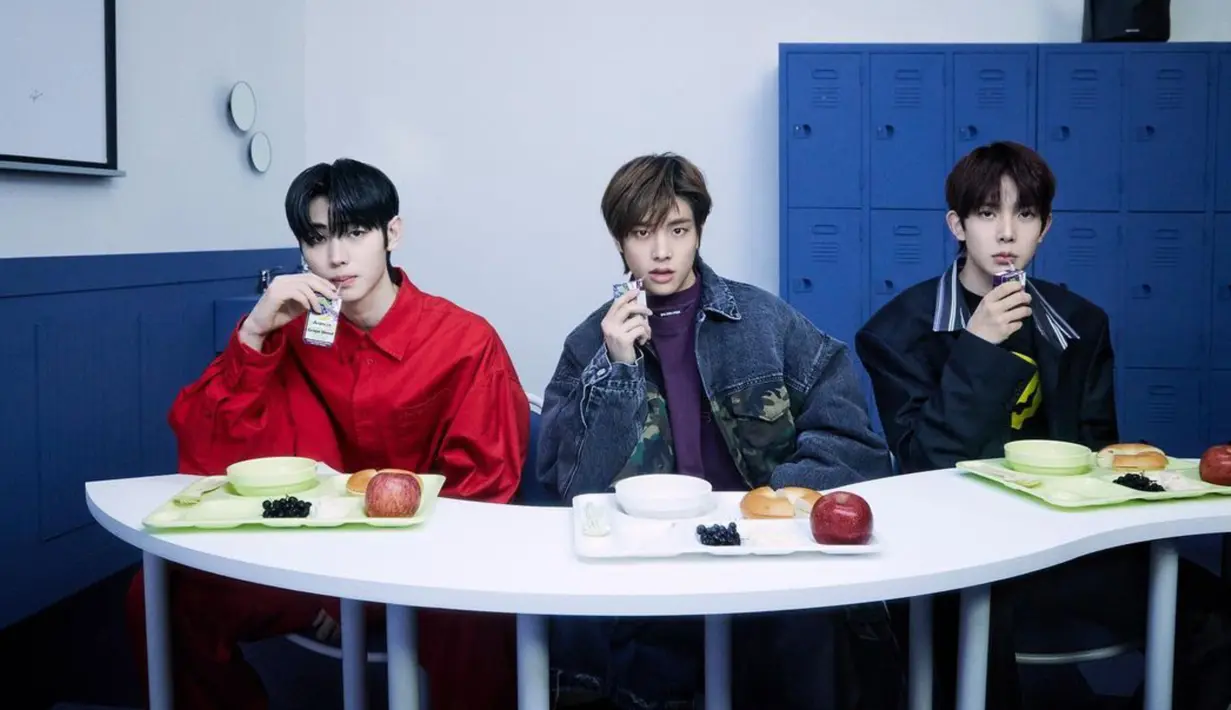 Potret (dari kiri ke kanan) Sunghoon, Jake, dan Jay saat berpose dalam sesi pemotretan. Dalam gambar tersebut Jake terlihat mengenakan jaket denim oversize. (Instagram/@enhypen)