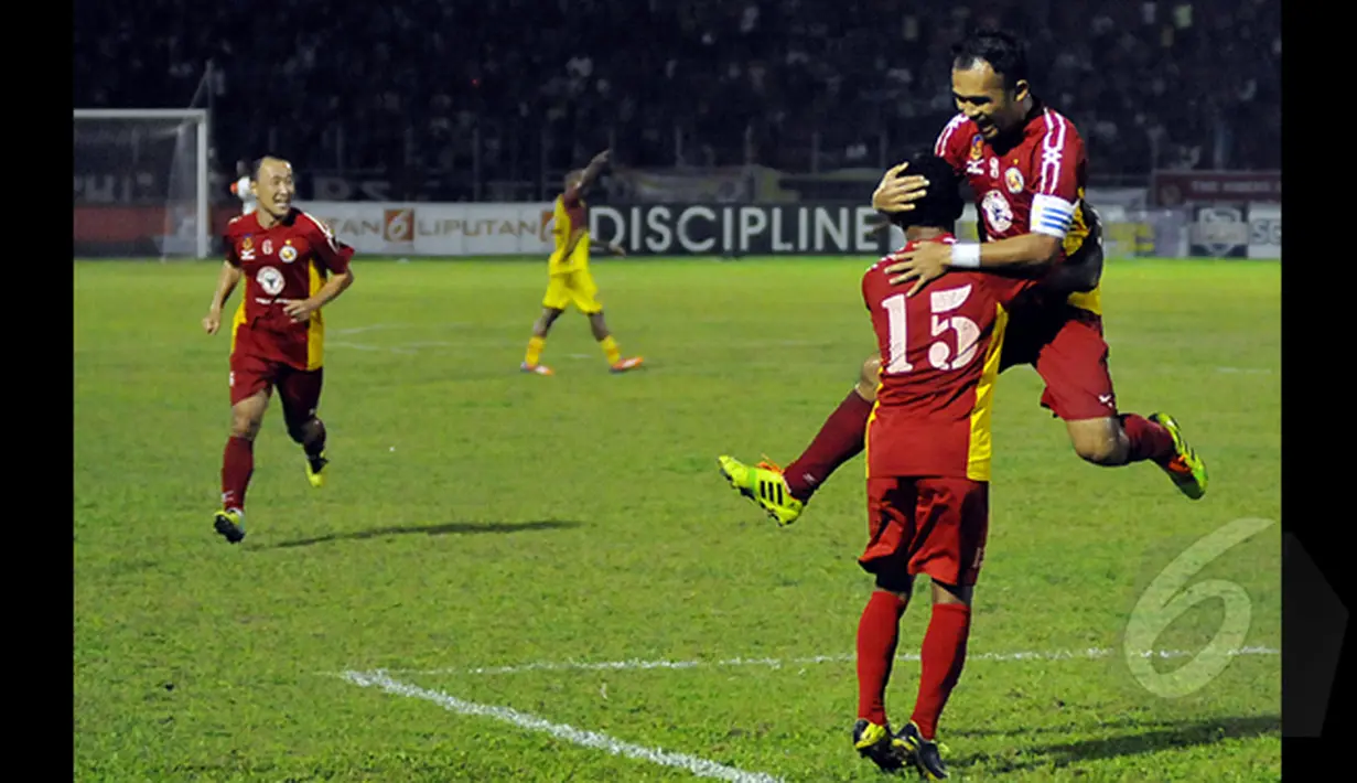 Para pemain Semen Padang  melakukan selebrasi usai mencetak gol ke gawang  Sriwijaya FC pada laga SCM Cup 2015. di Stadion H Agus Salim, Padang, Senin (19/1/2015). Sriwijaya FC unggul 2-1 atas Semen Padang. (Liputan6.com/Johan Tallo)