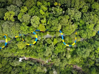 Foto udara memperlihatkan perosotan air terpanjang di dunia di Escape theme park di Teluk Bahang, Malaysia (25/9/2019). Salah satu perosotan air terpanjang di dunia ini diresmikan pada tanggal 25 September. (AFP Photo/Sim Leisure Group Ltd.)