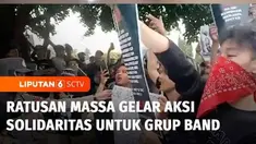 Massa dari berbagai komunitas menggelar aksi solidaritas untuk grup Band Sukatani. Aksi ini jadi bentuk dukungan setelah band yang tadinya bertopeng ini diduga ditekan polisi, hingga mereka meminta maaf sambil membuka identitas dan menghapus karya la...