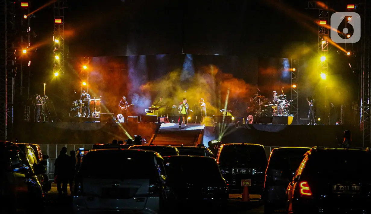 Penampilan penyanyi Armand Maulana pada hari kedua konser New Live Experience 2020 di Parkir Barat JIExpo Kemayoran, Jakarta, Minggu (30/8/2020). Dalam penampilannya, Armand membawakan beberapa lagu hits dari album terbaiknya. (Liputan6.com/Faizal Fanani)