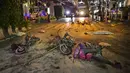 Puing-puing sepeda motor berserakan di jalan usai terkena ledakan bom motor di luar Kuil Erawan di pusat kota Bangkok, Thailand, Senin (17/8/2015). Bom motor tersebut diketahui telah menewaskan sekitar 27 warga. (REUTERS/Athit Perawongmetha)