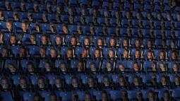 1. Manajemen Leicester menghadirkan ribuan topeng Jamie Vardy sebagai bentuk protes ke FA saat melawan Everton pada laga Premier League di Stadion King Power, Inggris, Senin (26/12/2016). (Reuters/Darren Staples)