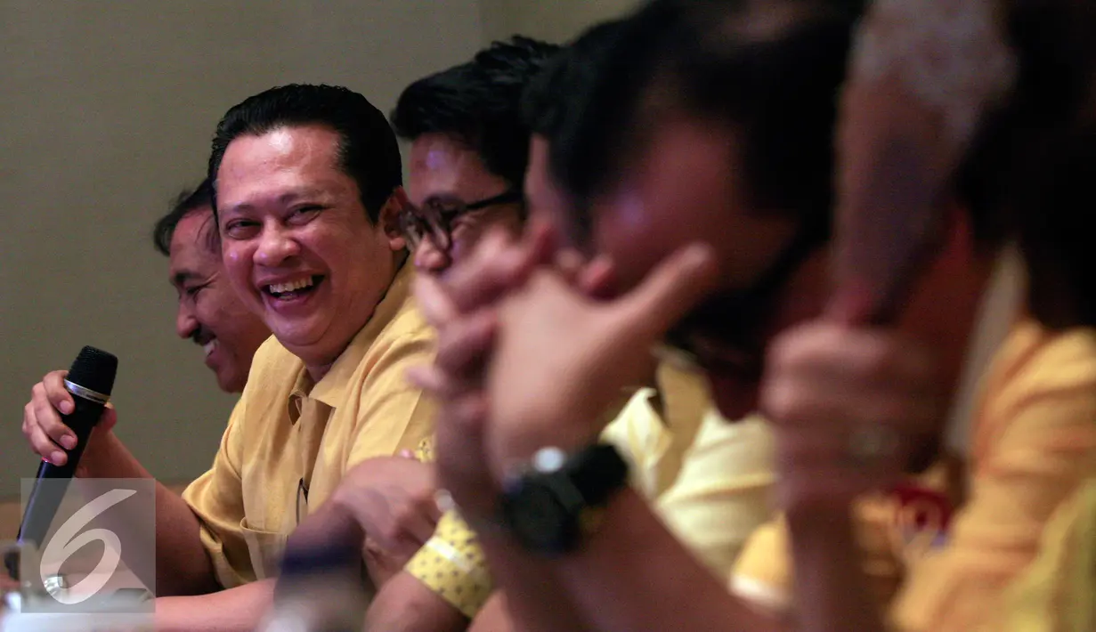 Tim sukses Ade Kamomarudin, Bambang Soesatyo (kedua kiri) memberikan keterangan pers  untuk memenangkan  bursa pemilihan calon ketua umum DPP Golkar di Yogyakarta (11/3/2016). Rencana  Munaslub akan di gelar pada tahun 2016. (Liputan6.com/Boy Harjanto)