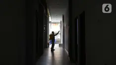 Petugas menyemprotkan cairan disinfektan di ruang kerja dan ruang pelayanan Suku Dinas Sosial Jakarta Timur, Jumat (18/2/2022). Sebanyak 6 orang yang terpapar Covid-19 sedang menjalani isolasi di rumah, sementara pelayanan ditutup selama tiga hari. (merdeka.com/Imam Buhori)