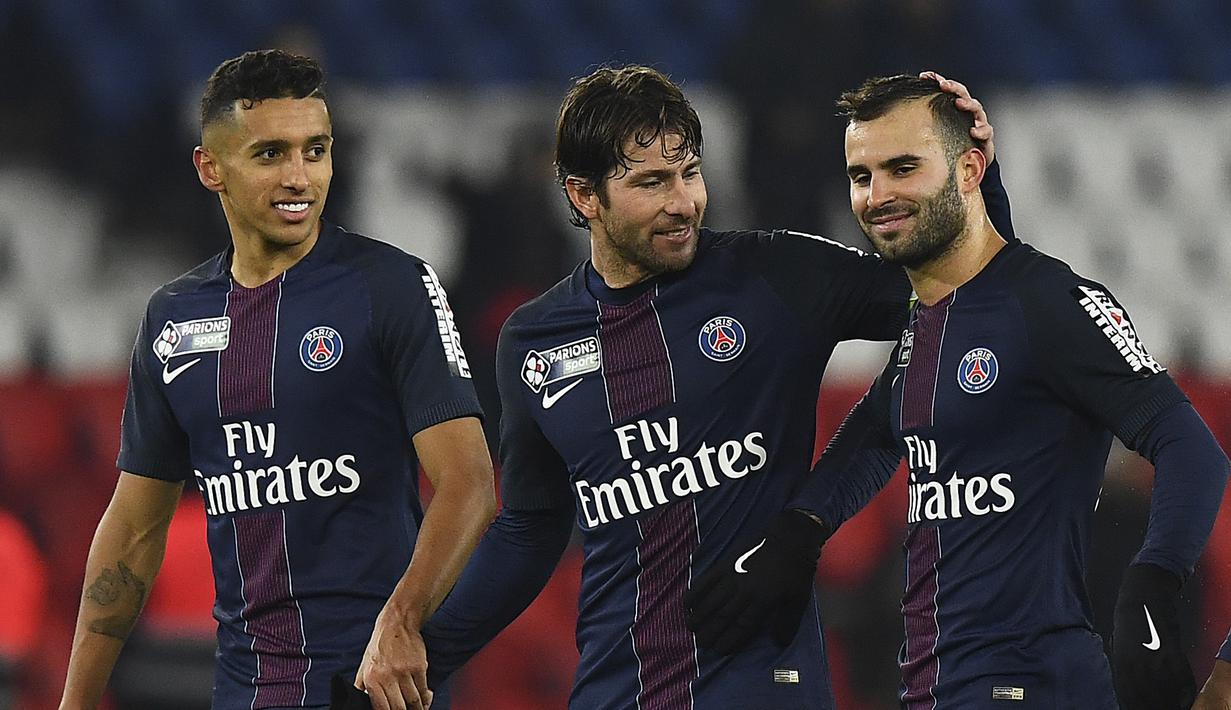 Striker PSG, Jese Rodriguez, bersama Marquinhos dan  Maxwel merayakan kemenangan atas Lille pada laga Liga 1 Prancis di Stadion Parc des Princes, Rabu (14/12/2016). Jese resmi meninggalkan PSG dan bergabung ke Stoke City. (AFP/Franck Fife)