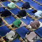 Umat muslim menjaga jarak saat salat Jumat usai pencabutan pembatasan Covid-19 di Masjid Al-Istighfar, Singapura, Jumat (26/6/2020). Masjid-masjid di Singapura telah diizinkan menggelar salat berjamaah, seiring memasuki pekan kedua dari Tahap Dua pembukaan kembali di negara itu. (Roslan RAHMAN/AFP)