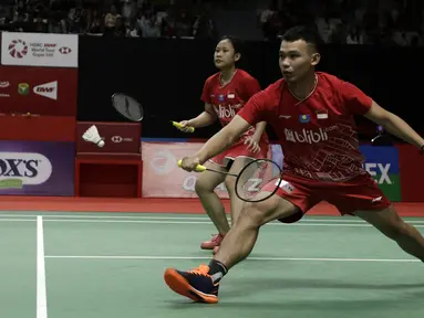 Ganda campuran Indonesia, Rinov Rivaldi/Pitha Haningtyas Mentari, saat menghadapi ganda Chinese Taipei, Lee Jhe-Huei/Hsu Ya Ching, pada laga Indonesia Masters 2020 di Istora Senayan, Jakarta, Selasa (14/1). Rinov Rivaldi/Pitha Haningtyas Mentari kalah 15-21 dan 13-21. (Bola.com/Yoppy Renato)