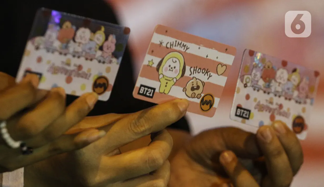 <p>Kartu multi trip untuk KRL edisi khusus BT21 batch pertama yang diluncurkan di Stasiun BNI City, Jakarta, Senin (12/8/2024). (Liputan6.com/Angga Yuniar)</p>