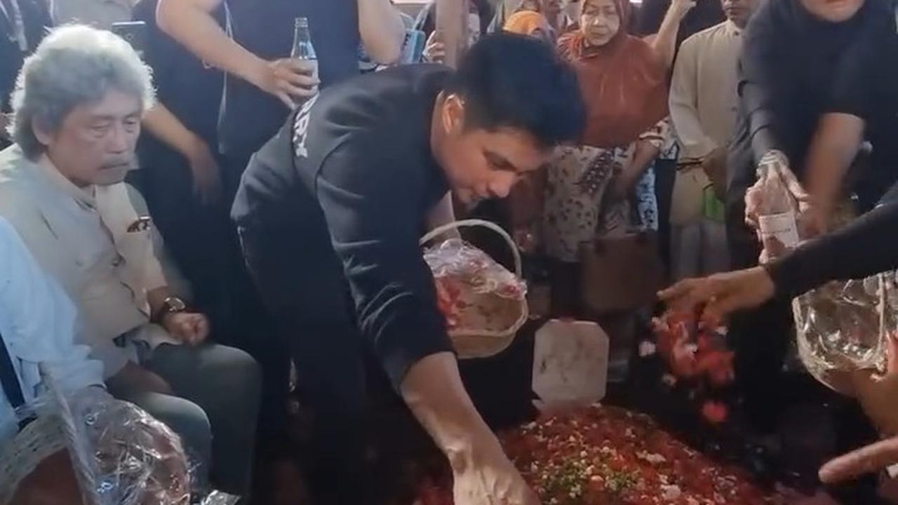 Momen Haru Pemakaman Ayah Baim Wong ada Disamping Istri