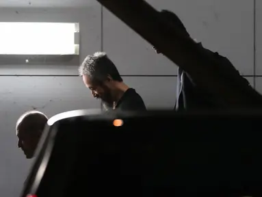 Jurnalis Jepang Jumpei Yasuda (tengah) berjalan saat tiba dari Istanbul di bandara Narita di Prefektur Chiba (25/10). Jumpei Yasuda diculik saat berada di Suriah utara sejak Juni 2015. (AFP Photo/Behrouz Mehri)