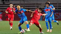 Pemain Timnas Filipina, J. Mariona (24) dan&nbsp;Z. Bailey (17), menekan pemain Vietnam, Vu Vanh Tanh, dalam pertandingan penyisihan Grup B Piala AFF 2024 di Rizal Memorial Stadium, Manila, Rabu (18-12-2024).