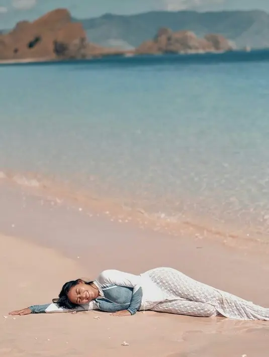 Bermain di air, Rachel Vennya menggunakan baju renang dari brand lokal, Cover Me Not seharga Rp1,5 juta. (Instagram.com/Rachelvennya)