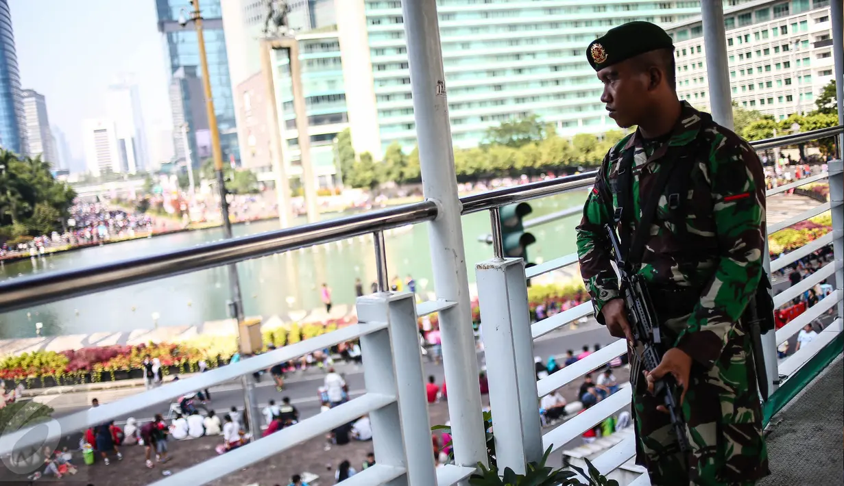 Pasukan TNI bersenjata lengkap berjaga dikawasan Bunderan HI, Jakarta, Minggu (31/7). Penjagaan tersebut dilakukan terkait pengamanan KTT ke-12 World Islamic Economic Forum (WIEF) di Jakarta pada 2-4 Agustus 2016. (Liputan6.com/Faizal Fanani)