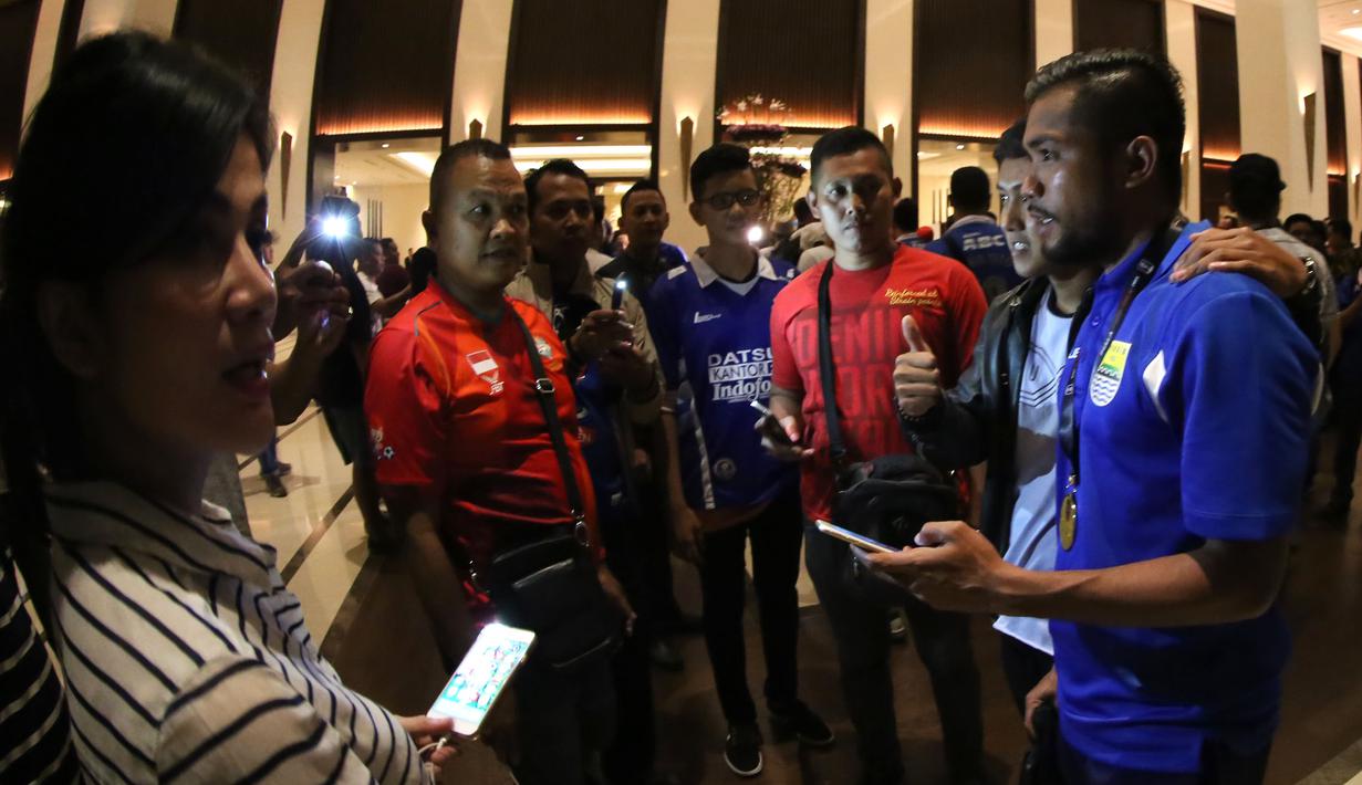 Pemain Persib, Zulham Zamrun, disambut teman dan keluarganya saat tiba di hotel setelah final Piala Presiden 2015 di Stadion Utama Gelora Bung Karno, Jakarta, Minggu (18/10/2015). (Bola.com/Nick Hanoatubun)